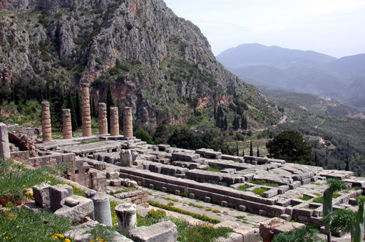 Delphes, Ruine du Temple d\'Apollon.jpg