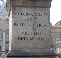 Fichier:Vatican obelisque-BaseEst.jpg